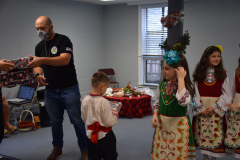 георги-раздава-подаръци