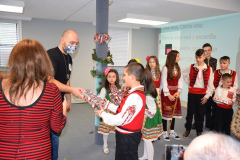 георги-раздава-под