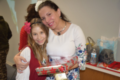 хриси-прегърнала-Вики